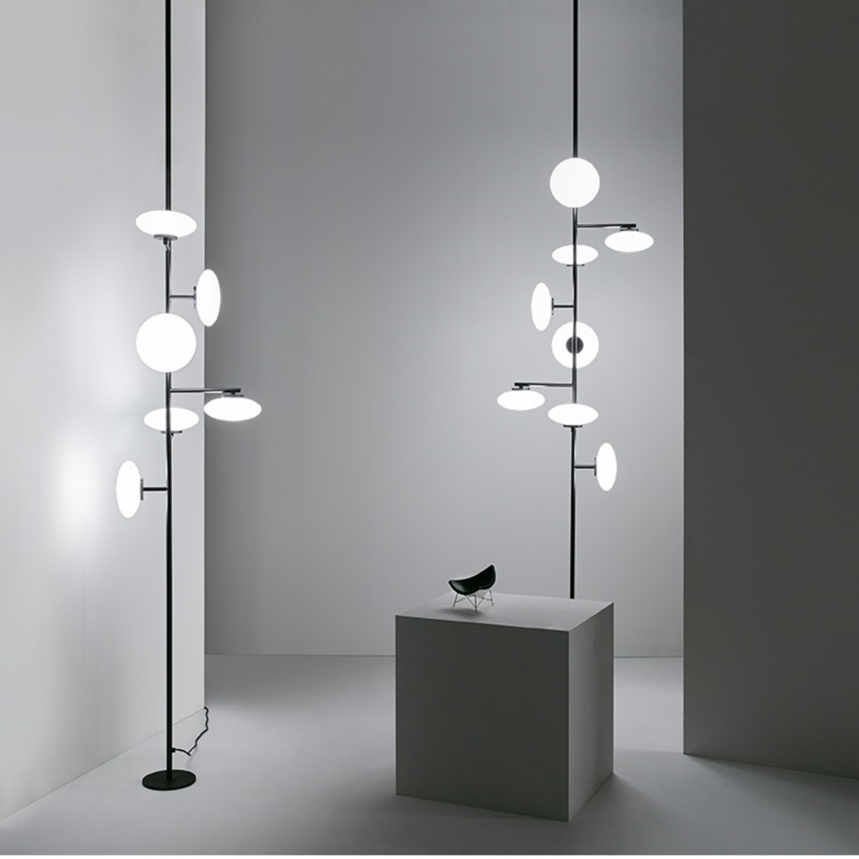 Altis Black Floor-to-Ceiling Lamp