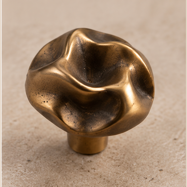 Ondara Wave Brass Cabinet Handles & Knob – Sculpted Knob – Brass macro detail
