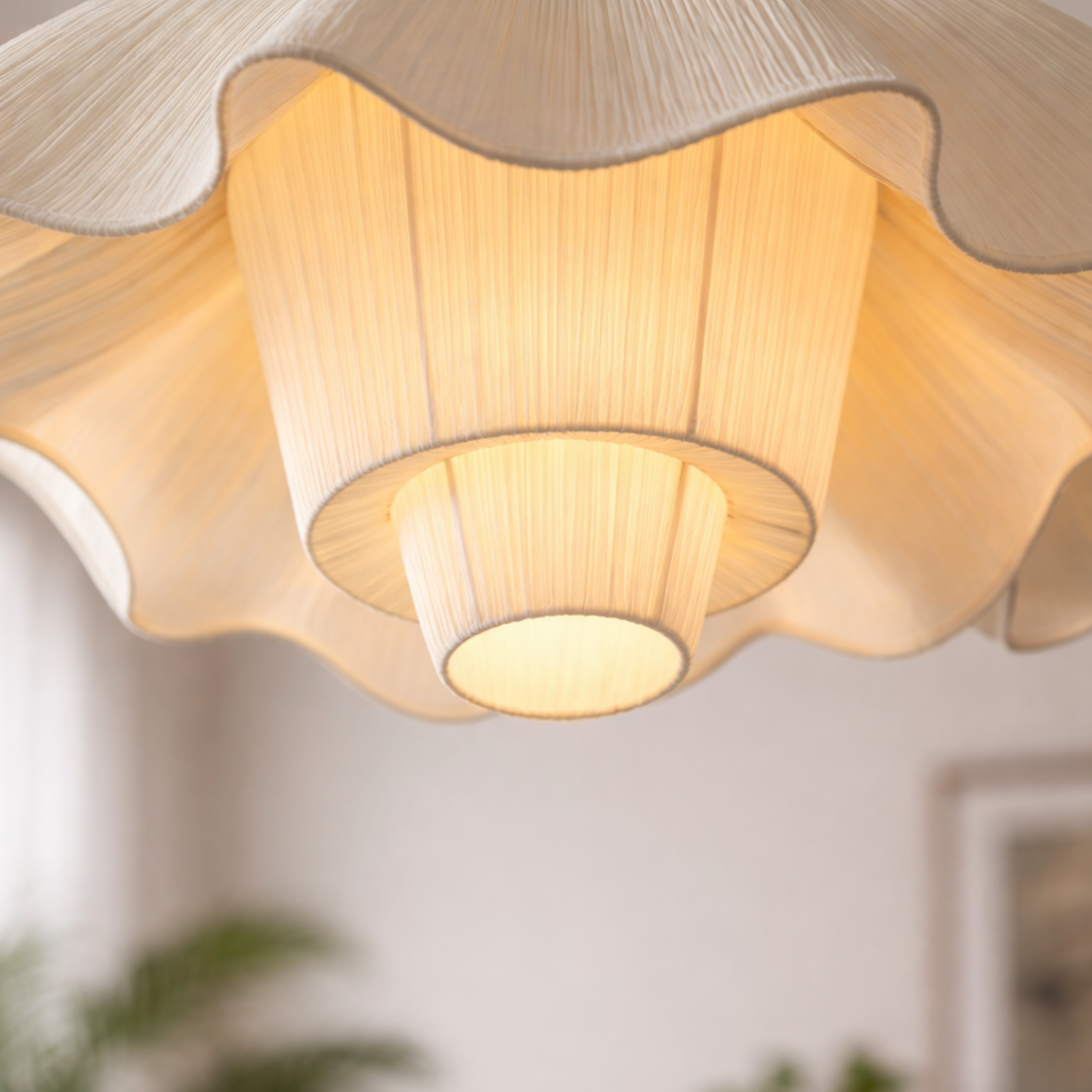 Ceiling light fixture with scalloped边缘设计, 发出温暖的光芒