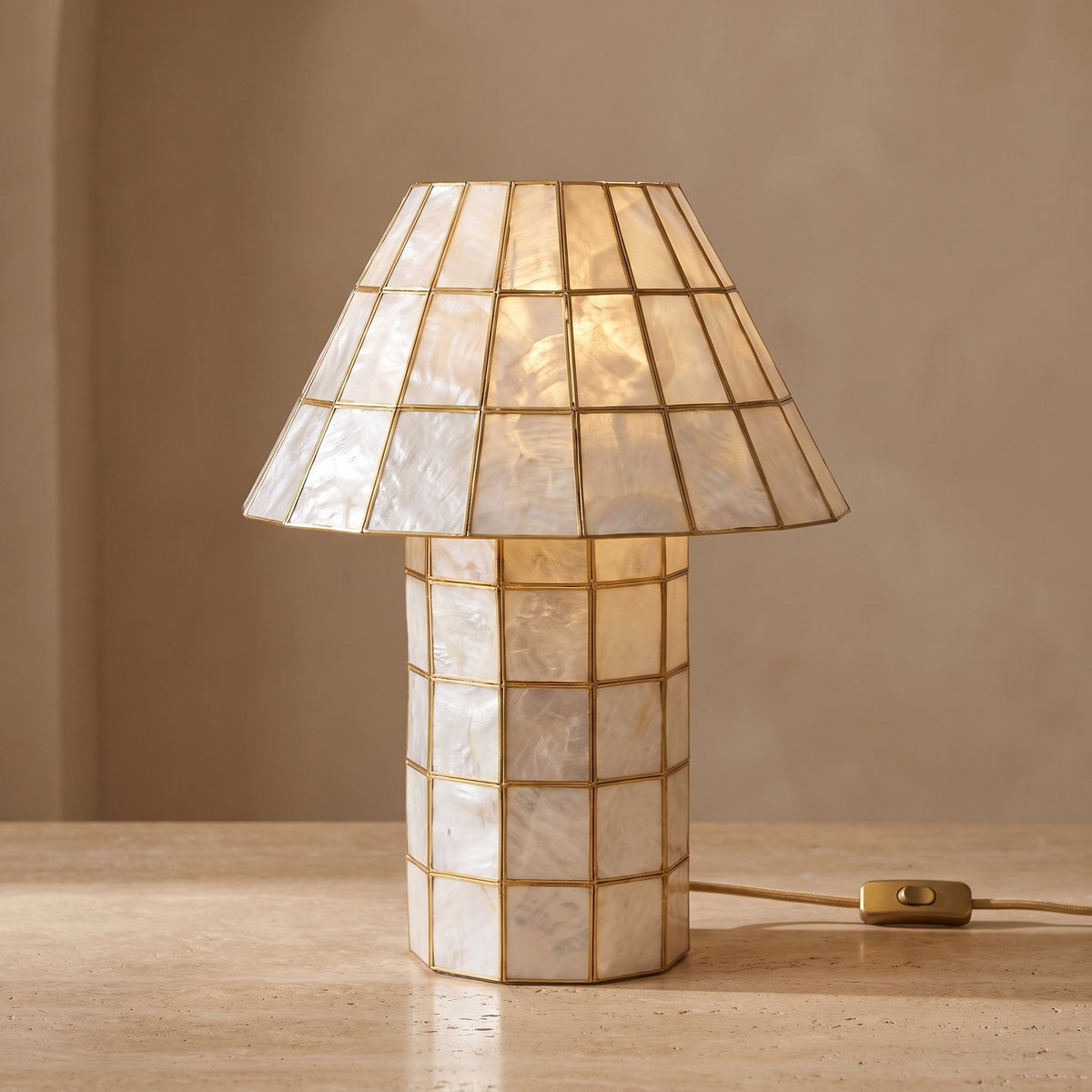 Baskoraa shell mushroom table lamp close-up detail