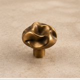 Ondara Sculpted Knob – Antique Bronze – Beige studio product