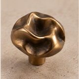 Ondara Wave Brass Cabinet Handles & Knob – Sculpted Knob – Brass macro detail